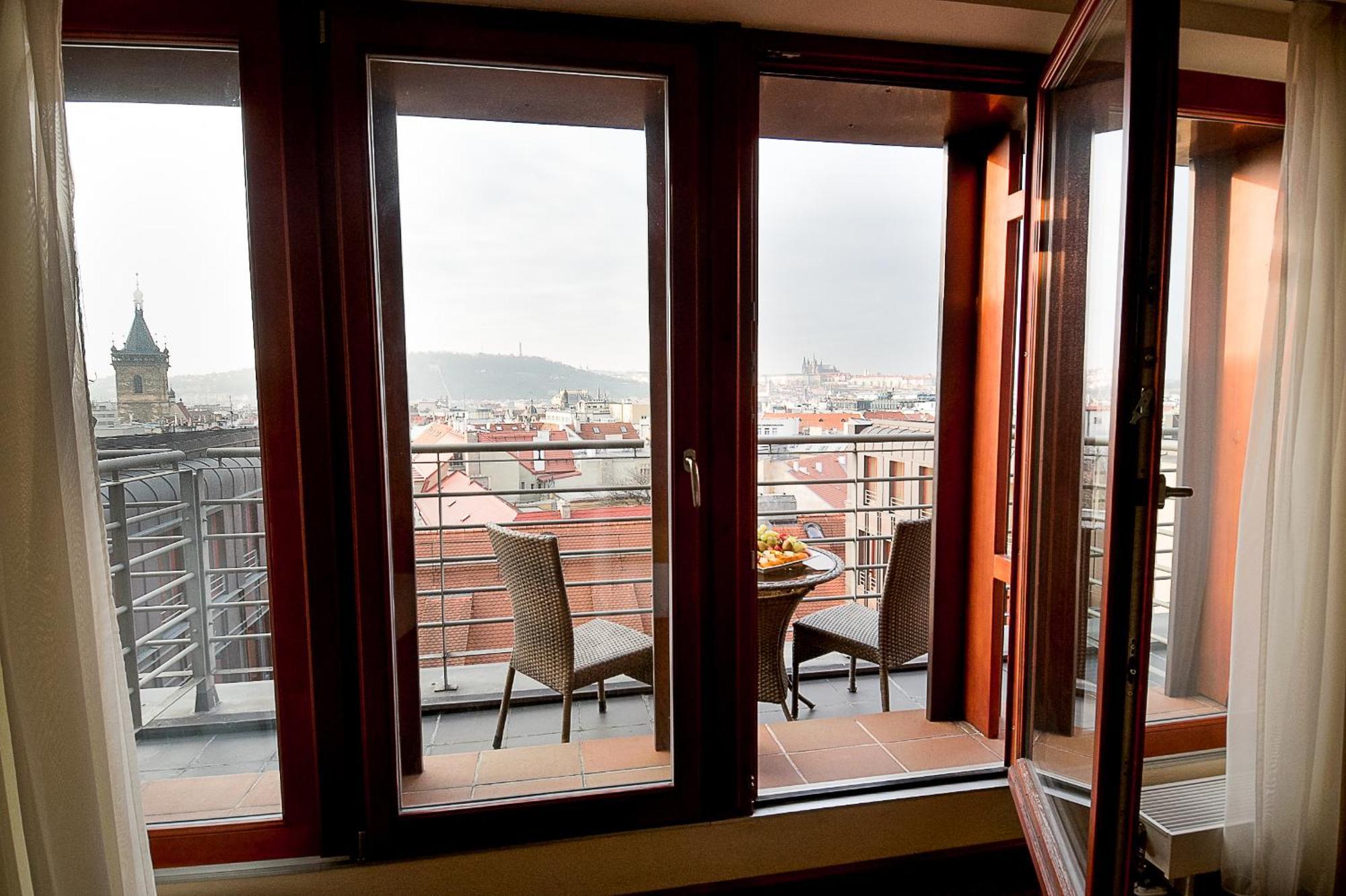 Deluxe Double Room with Castle or City View